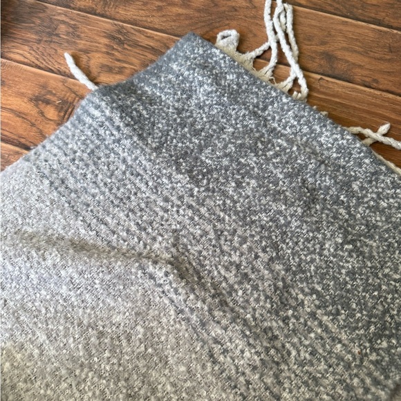 Stylish Light Gray Women's Scarf - Picture 3 of 4